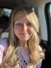 I got fresh highlights and a trim for vacation!! Hair day always makes me  feel good!! 🩷🎀