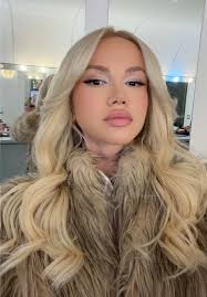 Sara Kolami: Live Moments and Fan Interactions