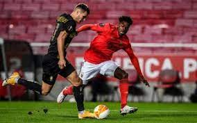 Nuno tavares surgia abraçado a um conhecido, que viria a partilhar o vídeo nas redes sociais. Video Benfica S Nuno Tavares Sparks Storm In Bizarre Dog Clips
