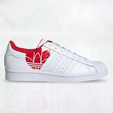 Die schwarzen adidas superstars mit weißen streifen an den seiten und weißen elementen an der ferse, sind eine der beliebtesten versionen des klassikers. Schuhe Herren Adidas Superstar Fy2828 Weiss Rot Ausverkauf Online Shop Distance De