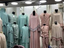 Baju sarimbit bisa menjadi salah satu pilihan agar terlihat kompak ketika sedang sesi foto atau bersilaturahmi. Rekomendasi Baju Lebaran 2021 Ini Koleksi Seragam Keluarga Di Tanah Abang