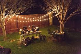 Magische Beleuchtung Bei Einer Rustikalen Party Im Freien Weitere Partyideen Bei Catchmypart Outdoors Birthday Party Backyard Bonfire Party Outdoor Birthday