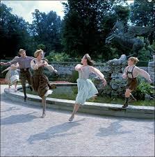 This Is A Great Shot I Ve Never Seen This Is Them Dancing Around The Fountain In Mirabell Palace With Them All Sound Of Music Movie Sound Of Music Music Film