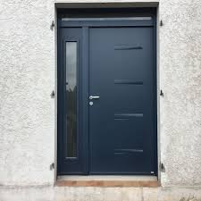 Fourniture Et Pose Par Delmas Diffusion Dans Les Landes D Une Porte D Entree En Acier Modele Nagano Couleur Bleu 2700 Tex Bois De Chauffage Menuiserie Bois