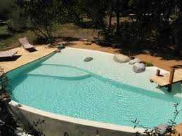 Piscine Traditionnelle Marinal Forme Libre Finition Beton Cire Plage Avec Decor Rochers Gardendesign Garden Des Pool Houses Beach Entry Pool Swimming Pools