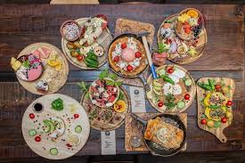 Long faux oak tables are neatly lined on. Cafe Buur Hall Of Fame Nur Noch Zwei Wochen Gibt Es Die Moglichkeit Unseren Kunefe French Toast Sushi Burger Und Co Zu Probieren Dann Folgt Die Neue Karte