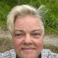 Lesbians.. Why do y'all date straight women but not Bi women??