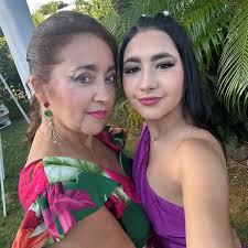 LAURA BAZÁN Estilistas