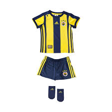 Beyaz formada ise kullanılan ana renk beyazın saflığı ve gücünü de arkasına alarak fenerbahçe 'nin dokuz şubesini formanın üzerine gofre. Adidas Fenerbahce Cocuk Forma Sort Corap Seti Cg0666