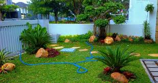 Tanaman yang cocok sebagai taman dinding diantaranya bunga alamanda, bunga melati, dan tanaman merambat. Cara Menata Bunga Di Depan Rumah Tukang Taman Surabaya Jasa Taman Surabaya