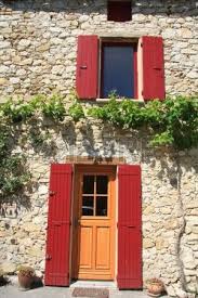 Maison Dans Le Style Provencal Typique En France Les Fenetres Avec Des Volets En Bois Volet Bois Maison Bois