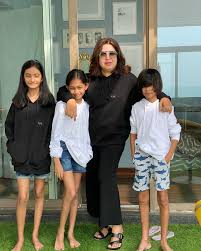 Farah Khan Kunder Farahkhankunder Instagram Photos And Videos Get more info like birth place, age, birth sign, biography, family, relation farah khan ali popularity on social media.