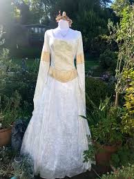 Zeitgenossen, die mit den kelten in kontakt kamen, berichteten jedoch auch über ihre kenntnisse, ihre tapferkeit, ihr gemeinwesen, ihre kreativität und religion. Elfenbein Jugendstil Boho Tudor Macintosh Mittelalterliche Etsy