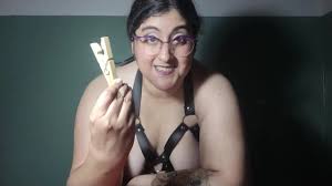 BBW Latina domme ti dà JOI con ballbusting, cbt e negazione