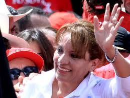 Xiomara Castro rehÃºye a los foros