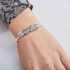 Pandora a/s (often styled pandora) is a danish jewellery manufacturer and retailer founded in 1982 by per enevoldsen. Pandora Zilveren Bloem Stopper Clip Bedel 790533