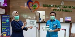 Evakuasi pasien rsud pasar minggu ketika terjadi gempa 6.1sr. Knpi Jaksel Salurkan Bantuan Ke Rsud Pasar Minggu Merdeka Com