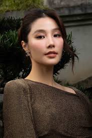 Diễm My 9X đẹp rạng rỡ xuất hiện bên chồng chưa cưới, dàn Hoa Á hậu lung  linh đỉnh Yên Tử