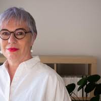 Férje gazdag családja egy játékot, egy rituálét szervez számára, melyben a túlélése lesz a tét. Andrea Peto Central European University Academia Edu