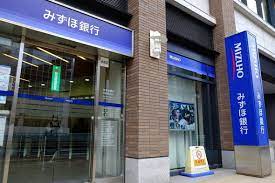 まず、みずほ銀行のシステム障害について、直接的原因は、 (1)コンピューターシステムの欠陥 (2)大量集中事務処理の混乱と (3)事後処理の不手際 が重なったことであることは間違いない。 ã¿ãšã»éŠ€ã®ã‚·ã‚¹ãƒ†ãƒ éšœå®³ åŸºå¹¹ã‚·ã‚¹ãƒ†ãƒ ã¨åº—èˆ—ç«¯æœ«ã‚'ã¤ãªãã‚·ã‚¹ãƒ†ãƒ ãŒæ•…éšœ ãƒãƒƒã‚¯ã‚¢ãƒƒãƒ—ã‚‚æ©Ÿèƒ½ã›ãš åŽŸå› ã¯èª¿æŸ»ä¸­ Itmedia News