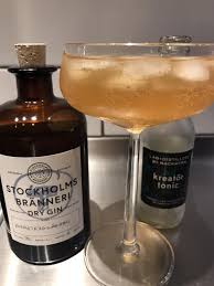 Vitt te med smak av gin och tonic, dekorerat med äppelbitar, citronskal och rosenblad. Vi Som Alskar Gin Home Facebook