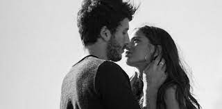 #sebastianyatra le dio un #beso a #tinistoessel en pleno show y el público estalló. Sebastian Yatra A Los Besos Con Tini Stoessel En Su Nuevo Video