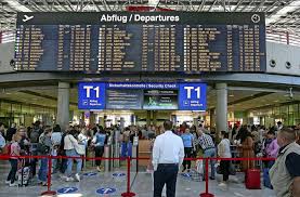 Wenn sie den flughafen erreichen, versuchen sie in der nähe des entsprechenden terminals zu parken. Rekordtag Am Flughafen Mit 50 000 Passagieren Flughafen Stuttgart Check In Schon Um 3 30 Uhr Esslingen Esslinger Zeitung