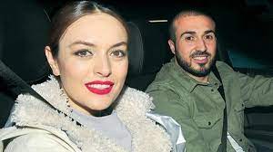 Ezgi mola sevgilisi ile ilk kez el ele görüntülendi. Mustafa Aksakalli Kimdir Kac Yasinda Ve Ne Is Yapiyor Ezgi Mola Ile Birlikteligiyle Gundeme Geldi