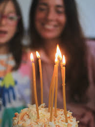 39… Y pese a que no he podido celebrarlo como me hubiera gustado. Al soplar  las velas de mi pastel, no he pedido ningún deseo. Solo he podido dar las  gracias, gracias
