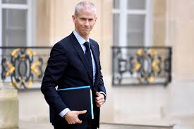 Aujourd'hui, un peu d'exotisme avec ses photos de femmes asiatiques, africaines aux cheveux blancs ! Diners Clandestins Franck Riester Dement Etre L Homme Politique Aux Cheveux Gris