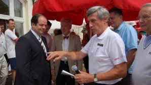 Mészöly kálmán, a vasas életműdíjas ikonja betegsége miatt akkor nem lehetett ott a régi társakkal, így számára most jött el az idő, hogy felesége, bardi gyöngyi és fia, mészöly géza társaságában megnézze a vasas készülő otthonát. Esemenyek Page 15 Sport