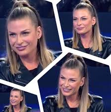 ردت الإعلامية المثيرة للجدل نضال الأحمدية على تصريحات الفنانة اللبنانية باميلا الكيك، بتلميحات حللها الجمهور بأن الأولى تتهم الكيك بالشذوذ ، وذلك بعد أن فتحت الأخيرة النار عليها في أحد اللقاءات التلفزيونية. Ø¨Ø§Ù…ÙŠÙ„Ø§ Ø§Ù„ÙƒÙŠÙƒ Ø§Ø®ØªØ§Ø±Øª Ø§Ù„ØªÙ…Ø«ÙŠÙ„ Ø¹Ø§Ø±ÙŠØ© Ø¯Ø±Ø§Ù…Ø§ Ù†ÙŠÙˆØ² Drama News Facebook