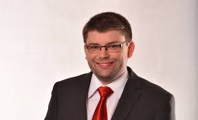 Jan jakob beobachtet die welt, die an ihm vorbeizieht und lässt sich von ihr inspirieren. Jan Jakob Top 09