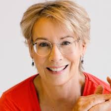 podcastaward #womenover50 #nextchapter #reinvention #inspiringwomen