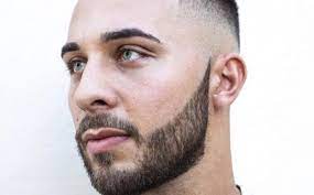 Barbe et cheveux une combinaison au poil jeune homme avec les cheveux courts et barbe porte un costume sombre et une cravate étroite. 1001 Idees La Barbe Courte Un Grand Pas Pour L Homme