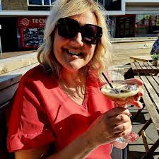 Kathryn Bowling's Instagram, Twitter & Facebook