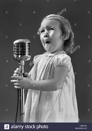 Laden Sie Dieses Alamy Stockfoto 1940er Jahren Kleine Madchen Das Gesicht Ins Mikrofon Singen Cmrt1m Aus Millionen Von Hoch Stockfotografie Gesicht Mikrofon