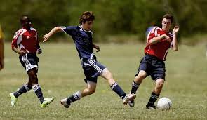 Teknik dasar dalam permainan sepak bola yang harus dikuasai oleh pemain sepak bola di antaranya kemampuan dalam menguasai teknik dasar menggiring bola mutlak diperlukan oleh seorang pemain yang baik, karena dribble atau menggiring bola termasuk skill individu yang mesti. 10 Teknik Dasar Sepak Bola Dan Penjelasan Lengkapnya