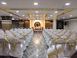 Sai Raghunarayan Banquet Dombivli Is A Fabulous Venue To Fit Dream Wedding Description Perfectly Designed Hall With Ta Function Hall Banquet Hall Hall Design