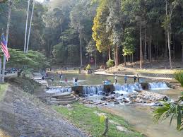 Kamu bisa membuktikannya sendiri dengan datang. Cantik Air Terjun Sungai Pandan Kat Kuantan Je Libur