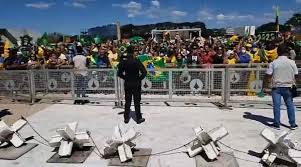 Em uma ocasião, um humorista que estava com o presidente. Jornalistas Sao Agredidos Com Chutes Murros E Empurroes Por Apoiadores De Bolsonaro Bem Parana