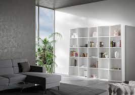 Anche per la libreria scegli una composizione asimmetrica, con moduli aperti e chiusi, di diverse dimensioni. Come Arredare Un Soggiorno Moderno Magazine Casa
