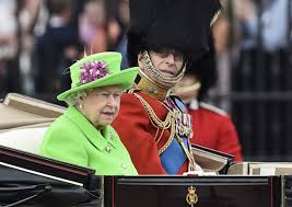 Si pour vous la reine d'angleterre n'est rien d'autre qu'une vieille toupie qui change de chapeau tous les quarts elle a le droit de conduire sans permis un peu dans la même veine que le passeport, la reine d'angleterre est top 8 des photos de la famille royale d'angleterre qui fait des trucs. La Reine D Angleterre A Porte Un Costume Vert Flashy Pour Son Anniversaire Et Internet L A Aussitot Detourne Buzzly