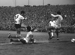 Es würde uns freuen, wenn du dich beteiligst und auch mit deinen fotos, die datenbank füllst. Essener Georg Melches Stadion Hier Stirbt Ein Stuck Ruhrgebiet Fussball Faz
