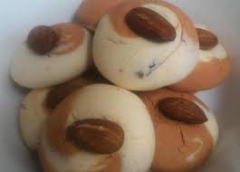 Ni ha, baru tergerak hati nak cuba buat biskut raya. Biskut Nescafe Badam Paling Popular Iluminasi