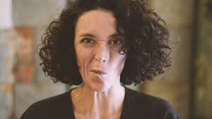 [Holding Eva Hesse [Treatment], Fayen d'Evie]