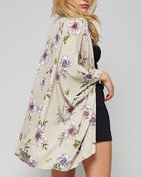 You Can Throw This Cute Kimono Over Any Little Cocktail Dress Or Over A Tank Top And Jeans Kimono Girlie Summer Flower Cute Kimonos Insta Fashion Fashion