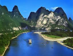 Lokasi dari tempat wisata ini ada didekat sungai li, jadi kalian bisa langsung berkunjung kemari setelah menikmati keindahan sungai. China Travel 10 Tempat Wisata Di China Yang Terbaik