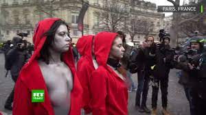Les actions de femmes gilets jaunes portent des revendications spécifiques aux femmes, premières touchées. Des Marianne Seins Nus Face Aux Gendarmes En Marge De La Mobilisation Des Gilets Jaunes Youtube