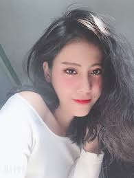 Cô đã đi diễn từ năm cô 17 tuổi, cô đã bắt đầu làm người mẫu cho chính nhà văn hóa thanh niên ở tại thành phố buôn mê thuột và cô đã bắt đầu đóng phim năm cô được 18 tuổi. Co Gai Xá»© Huáº¿ Gáº·p Ráº¯c Rá»'i Khi Háº¿t Bá»‹ Nháº§m La Gai Thai Lan Ä'áº¿n Nghi Ngá» Pháº«u Thuáº­t Tháº©m Má»¹
